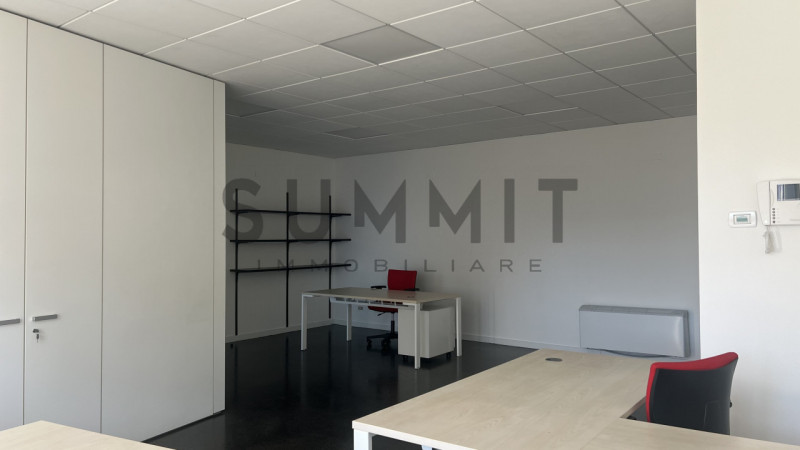 SCHIO: in zona industriale UFFICIO al piano primo arredato con ascensore. Ideale per studi profes...