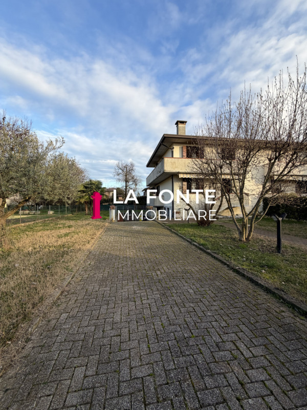 PERAGA DI VIGONZA proponiamo una PORZIONE DI BIFAMILIARE, libera subito, sviluppata su tre livell...