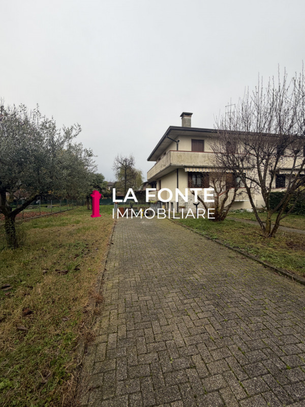 PERAGA DI VIGONZA proponiamo una PORZIONE DI BIFAMILIARE sviluppata su tre livelli per un totale ...