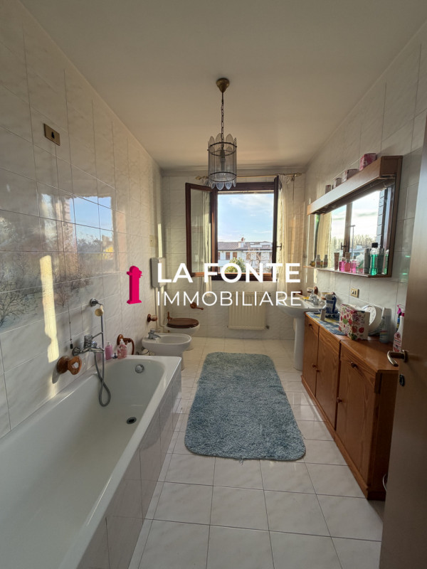 PERAGA DI VIGONZA proponiamo una PORZIONE DI BIFAMILIARE, libera subito, sviluppata su tre livell...