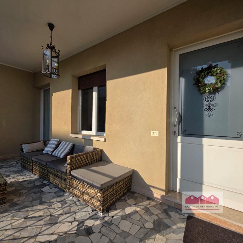 VICENZA, VIALE TRENTO: IN POSIZIONE INTERNA MOLTO TRANQUILLA, AFFASCINANTE VILLA IN STILE LIBERTY...