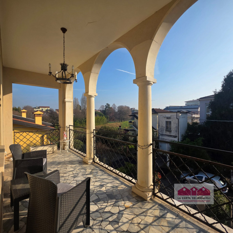 VICENZA, VIALE TRENTO: IN POSIZIONE INTERNA MOLTO TRANQUILLA, AFFASCINANTE VILLA IN STILE LIBERTY...