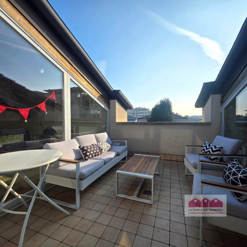 VICENZA, VIALE TRENTO: IN POSIZIONE INTERNA MOLTO TRANQUILLA, AFFASCINANTE VILLA IN STILE LIBERTY...