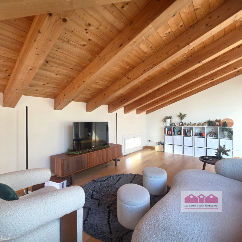 VICENZA, VIALE TRENTO: IN POSIZIONE INTERNA MOLTO TRANQUILLA, AFFASCINANTE VILLA IN STILE LIBERTY...