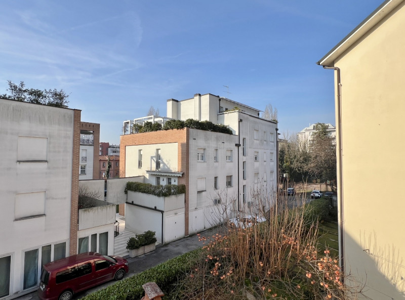 BICAMERE  CON CANTINA IN VENDITA NEL SERVITISSIMO QUARTIERE DI SANTA BERTILLA - 
In contesto anni...