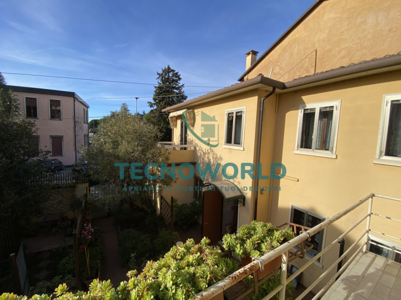 Scopri questa splendida casa a schiera situata nel cuore di Thiene. Con una superficie totale 240...