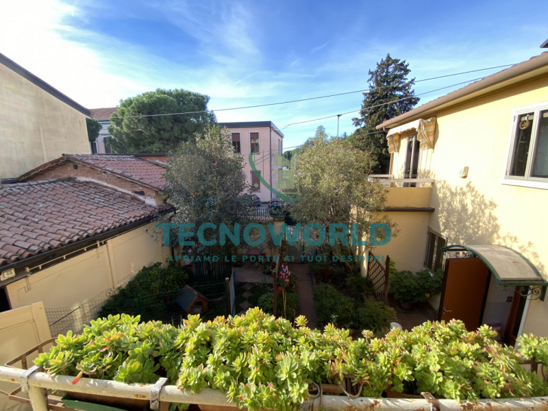 Scopri questa splendida casa a schiera situata nel cuore di Thiene. Con una superficie totale 240...