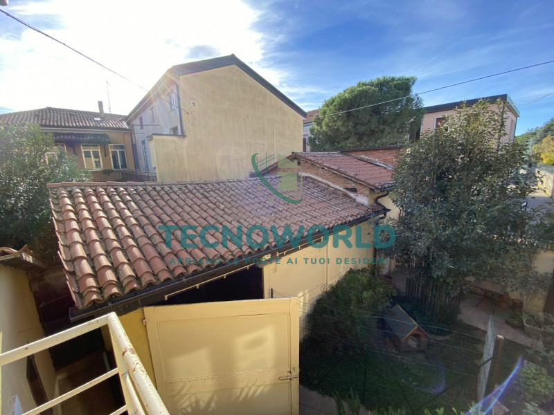 Scopri questa splendida casa a schiera situata nel cuore di Thiene. Con una superficie totale 240...