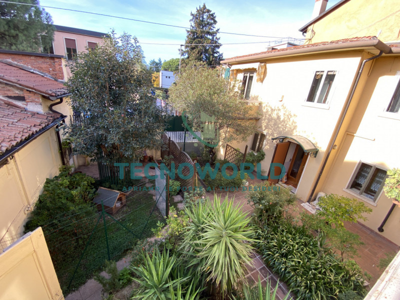Scopri questa splendida casa a schiera situata nel cuore di Thiene. Con una superficie totale 240...
