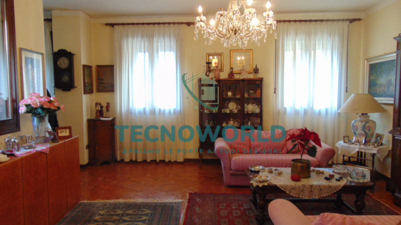 Scopri questa splendida casa a schiera situata nel cuore di Thiene. Con una superficie totale 240...