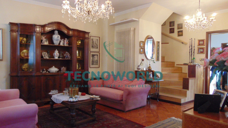 Scopri questa splendida casa a schiera situata nel cuore di Thiene. Con una superficie totale 240...