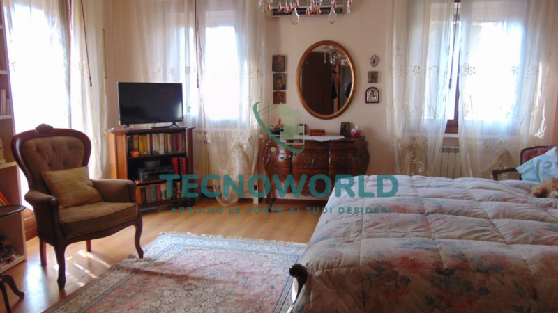 Scopri questa splendida casa a schiera situata nel cuore di Thiene. Con una superficie totale 240...