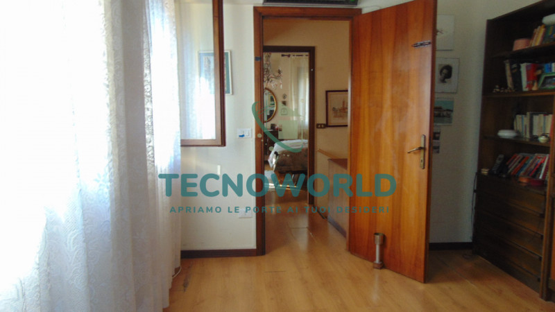 Scopri questa splendida casa a schiera situata nel cuore di Thiene. Con una superficie totale 240...