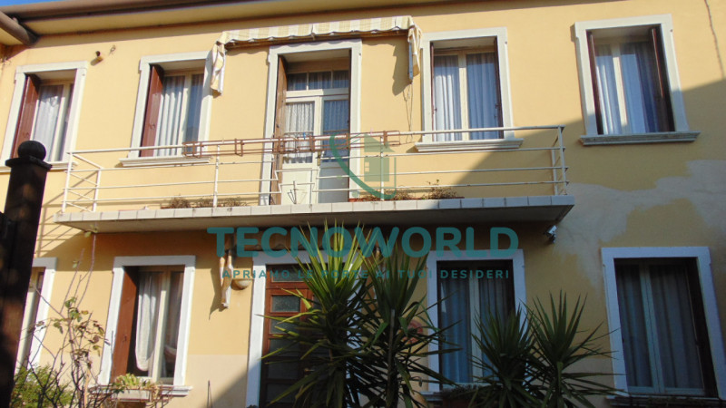 Scopri questa splendida casa a schiera situata nel cuore di Thiene. Con una superficie totale 240...