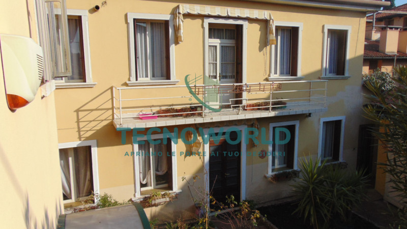 Scopri questa splendida casa a schiera situata nel cuore di Thiene. Con una superficie totale 240...