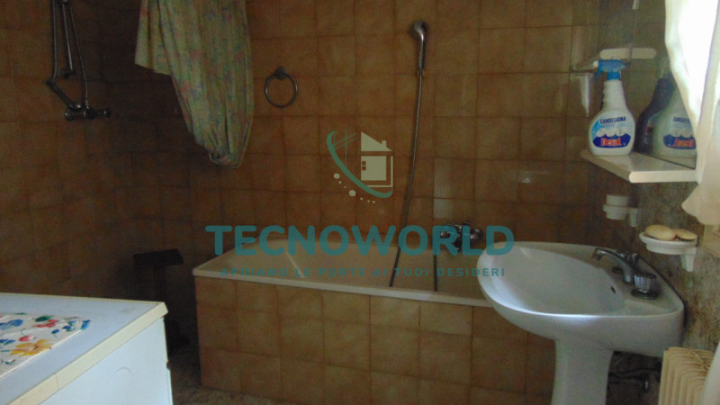 Scopri questa splendida casa a schiera situata nel cuore di Thiene. Con una superficie totale 240...