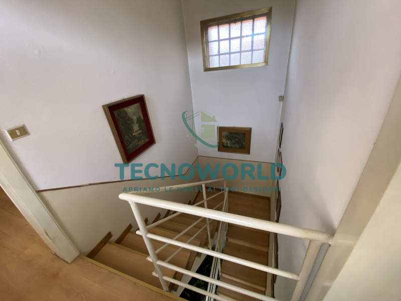 Scopri questa splendida casa a schiera situata nel cuore di Thiene. Con una superficie totale 240...