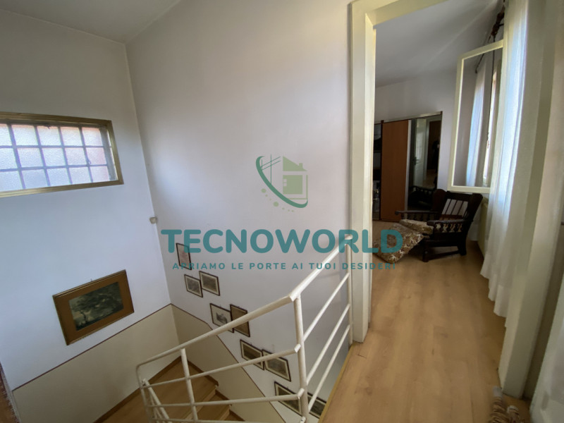 Scopri questa splendida casa a schiera situata nel cuore di Thiene. Con una superficie totale 240...