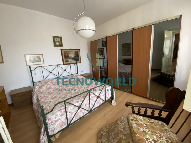 Scopri questa splendida casa a schiera situata nel cuore di Thiene. Con una superficie totale 240...