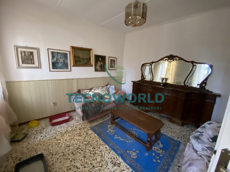 Scopri questa splendida casa a schiera situata nel cuore di Thiene. Con una superficie totale 240...