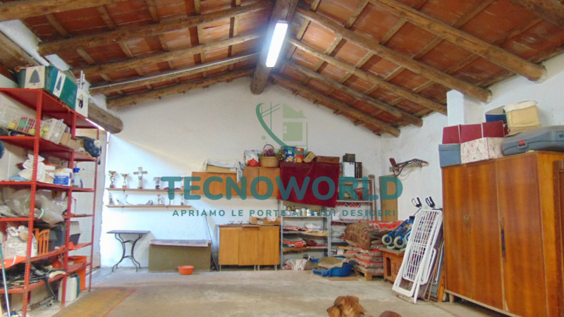 Scopri questa splendida casa a schiera situata nel cuore di Thiene. Con una superficie totale 240...