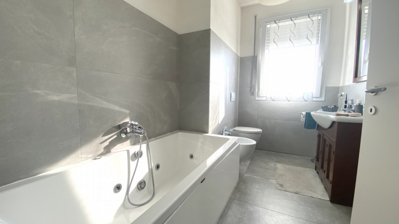 THIENE: proponiamo un appartamento signorile di ben 90 mq situato al piano secondo di un edificio...