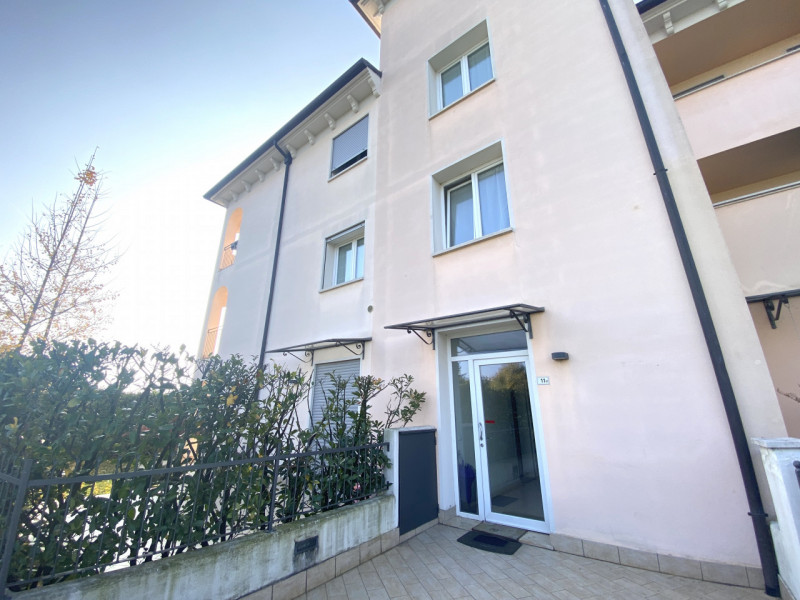 THIENE: proponiamo un appartamento signorile di ben 90 mq situato al piano secondo di un edificio...