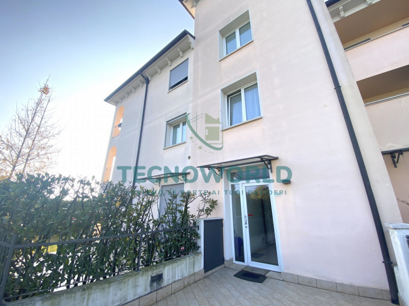 THIENE: proponiamo un appartamento signorile di ben 90 mq situato al piano secondo di un edificio...