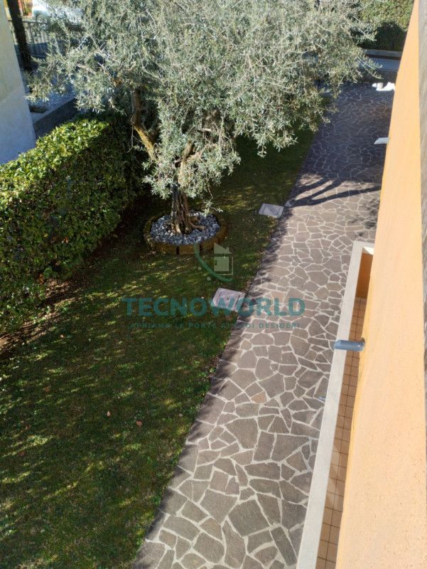 THIENE: In zona residenziale tranquilla ma comoda ai servizi, appartamento di 90 mq situato al pi...