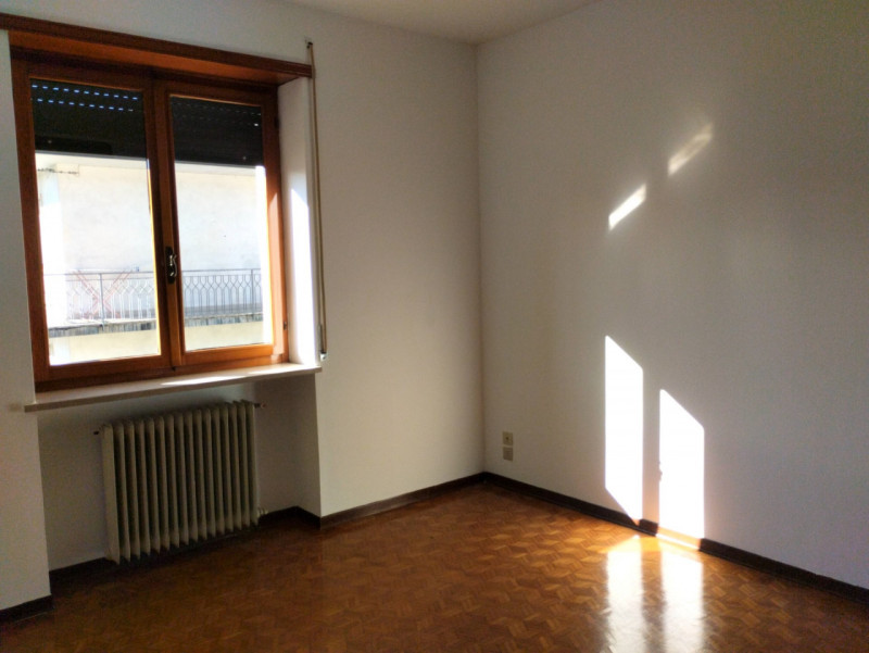 THIENE: In zona residenziale tranquilla ma comoda ai servizi, appartamento di 90 mq situato al pi...