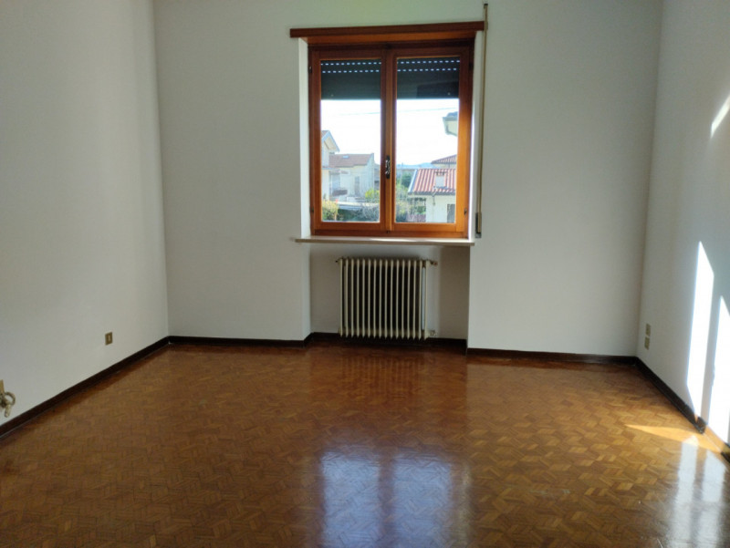 THIENE: In zona residenziale tranquilla ma comoda ai servizi, appartamento di 90 mq situato al pi...