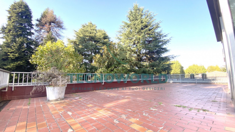 THIENE. In prossimità del centro spazioso appartamento di 130 mq. L'immobile offre spazi interni ...