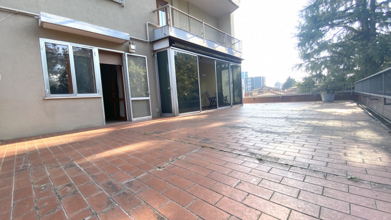 THIENE. In prossimità del centro spazioso appartamento di 130 mq. L'immobile offre spazi interni ...