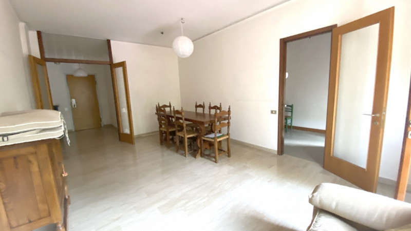 THIENE. In prossimità del centro spazioso appartamento di 130 mq. L'immobile offre spazi interni ...