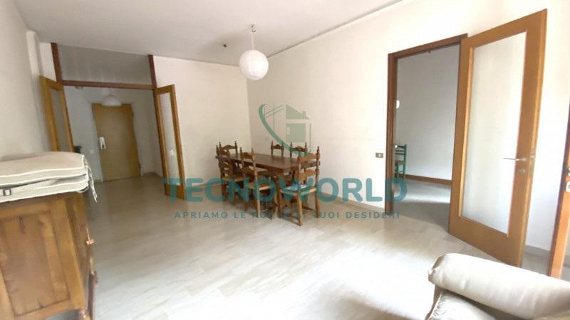 THIENE. In prossimità del centro spazioso appartamento di 130 mq. L'immobile offre spazi interni ...