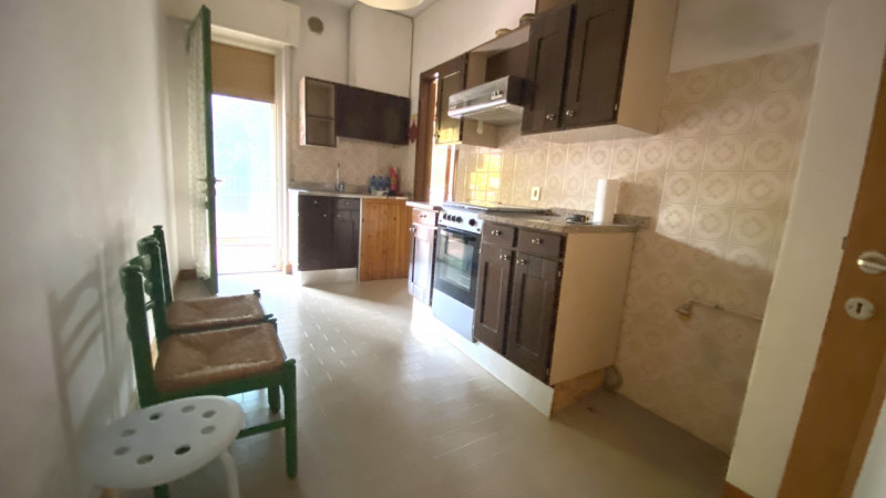 THIENE. In prossimità del centro spazioso appartamento di 130 mq. L'immobile offre spazi interni ...