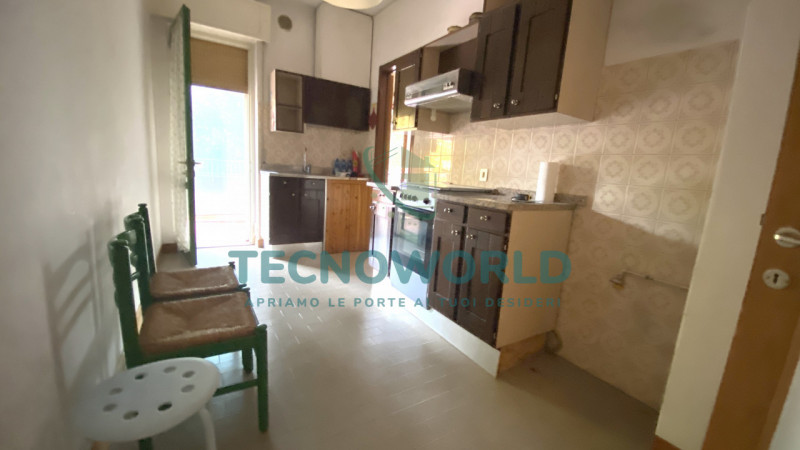 THIENE. In prossimità del centro spazioso appartamento di 130 mq. L'immobile offre spazi interni ...