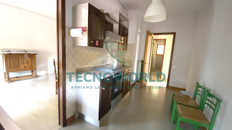 THIENE. In prossimità del centro spazioso appartamento di 130 mq. L'immobile offre spazi interni ...