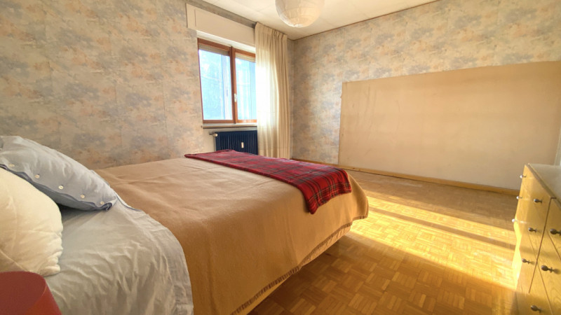 THIENE. In prossimità del centro spazioso appartamento di 130 mq. L'immobile offre spazi interni ...