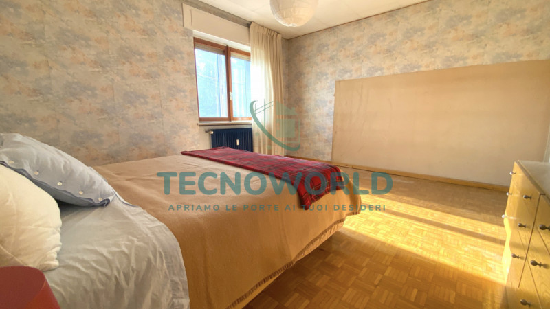 THIENE. In prossimità del centro spazioso appartamento di 130 mq. L'immobile offre spazi interni ...