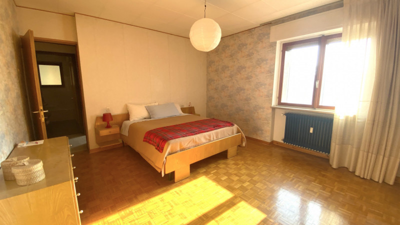 THIENE. In prossimità del centro spazioso appartamento di 130 mq. L'immobile offre spazi interni ...