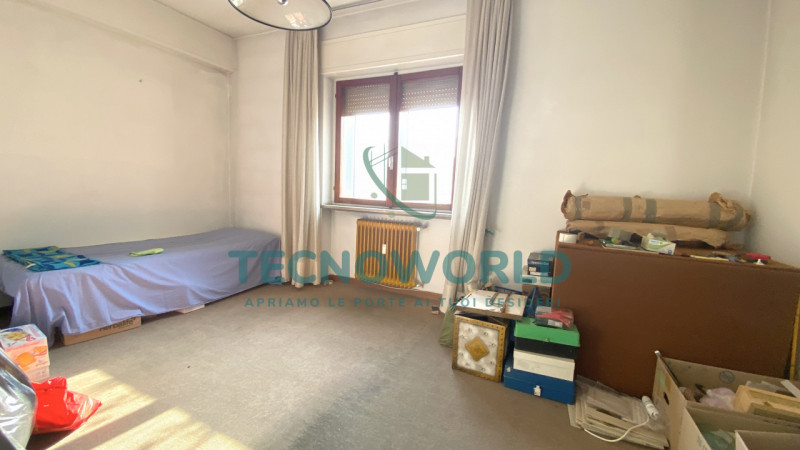 THIENE. In prossimità del centro spazioso appartamento di 130 mq. L'immobile offre spazi interni ...