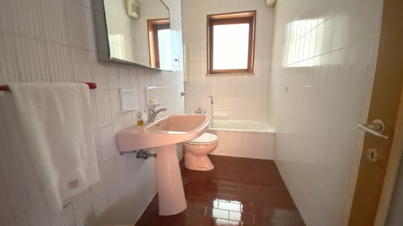 THIENE. In prossimità del centro spazioso appartamento di 130 mq. L'immobile offre spazi interni ...