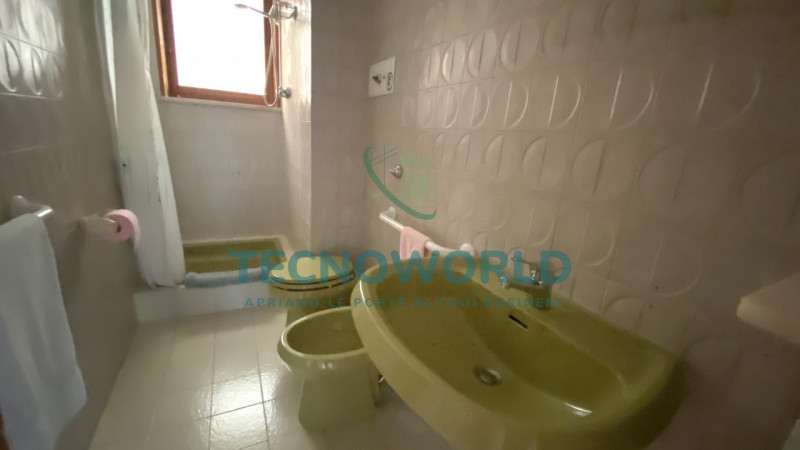 THIENE. In prossimità del centro spazioso appartamento di 130 mq. L'immobile offre spazi interni ...