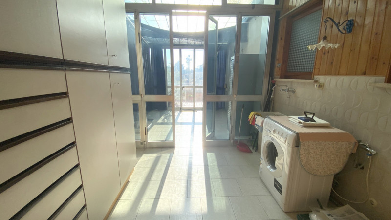 THIENE. In prossimità del centro spazioso appartamento di 130 mq. L'immobile offre spazi interni ...