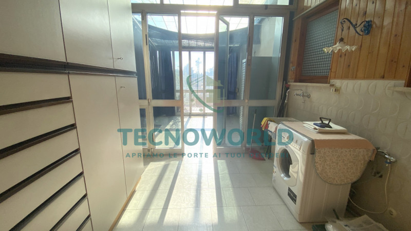 THIENE. In prossimità del centro spazioso appartamento di 130 mq. L'immobile offre spazi interni ...