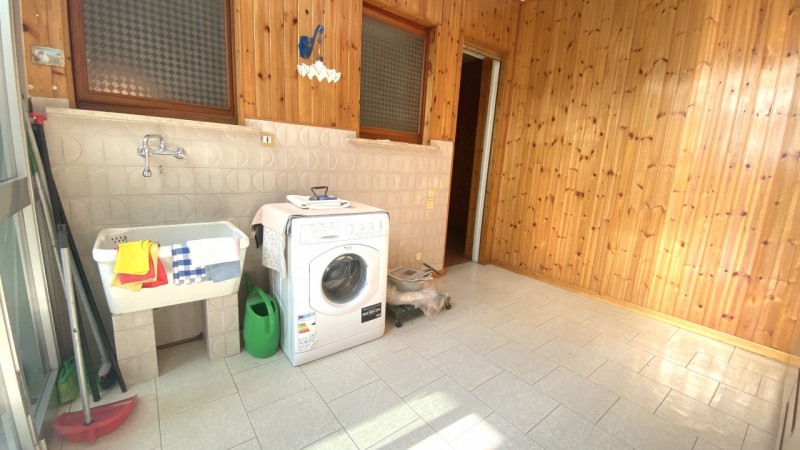 THIENE. In prossimità del centro spazioso appartamento di 130 mq. L'immobile offre spazi interni ...