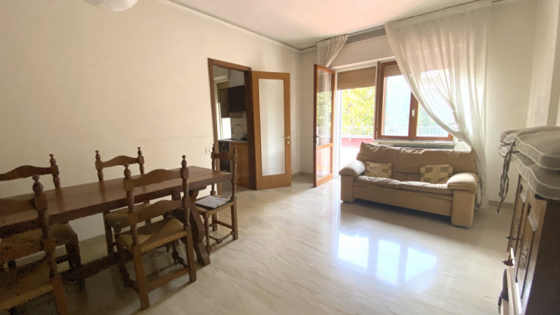 THIENE. In prossimità del centro spazioso appartamento di 130 mq. L'immobile offre spazi interni ...