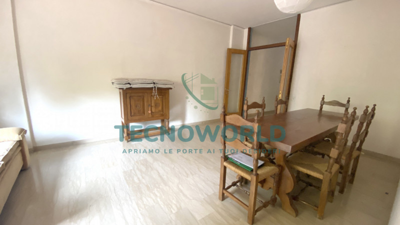 THIENE. In prossimità del centro spazioso appartamento di 130 mq. L'immobile offre spazi interni ...