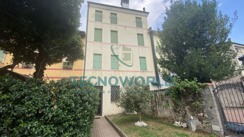 Nel cuore pulsante di Thiene, proponiamo in vendita un appartamento signorile che rappresenta una...